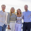 Kronprinsfamilien inviterte til sommerfotografering ved Neidenelva i Sør-Varanger kommune. Foto: Jan Langhaug / NTB